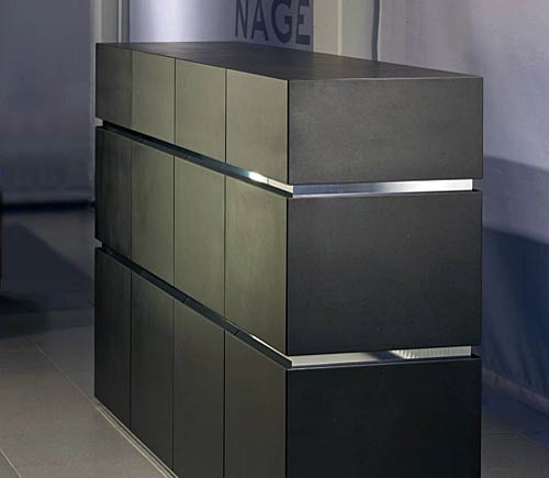 Unsere Küchen-Kompetenz zeigt sich auch im Möbeldesign. Bei diesem Sideboard aus schwarzem MDF mit minimalistischem Design ist das ästhetische Griffloskonzept stilprägend. Das Möbel kann frei im Raum aufgestellt werden.